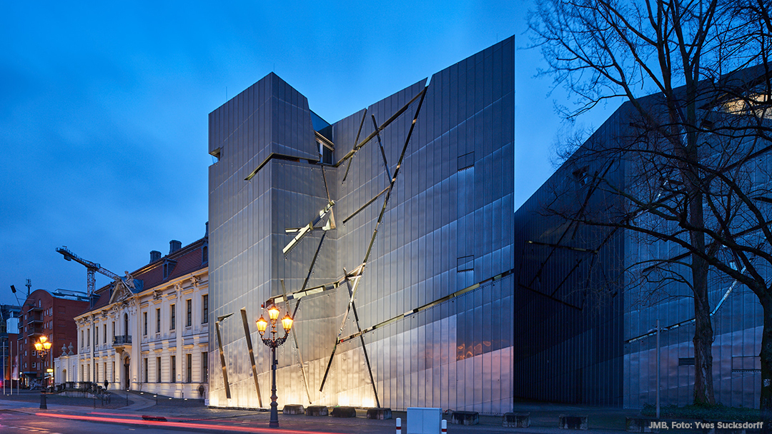 Das Jüdische Museum Berlin bei Nacht