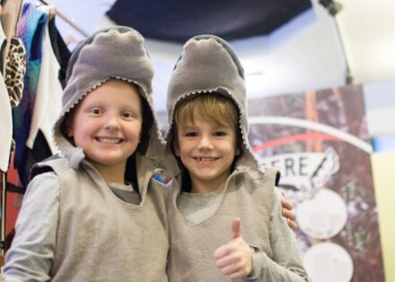 Aktuelle Umwelt-Ausstellung "Natürlich heute! Mitmachen für morgen" – Magnus und Bruno als Tigerhaie